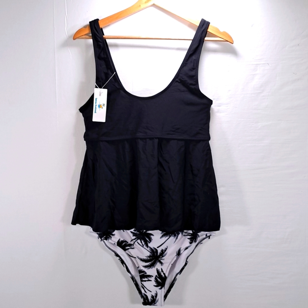 Beachsissi large black and white tanking. Built in bra, removable. NWT.